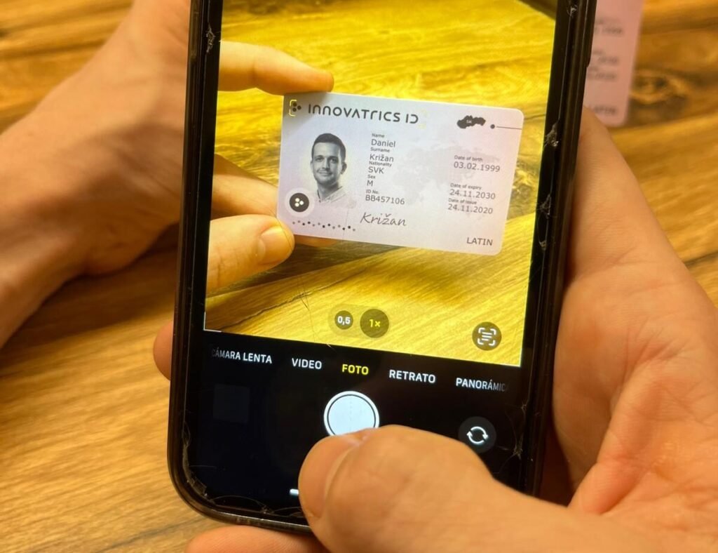 Verificação de identidade durante a compra de ingressos como parte de uma solução de segurança para estádios.