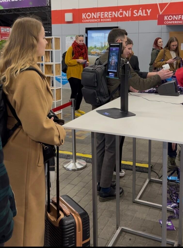 Woman entering Czech Online Expo in fast lane with face check-in