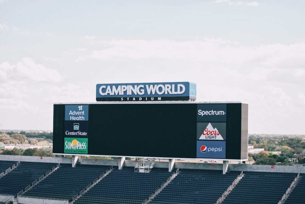 Publicidade de diferentes empresas em um estádio de futebol